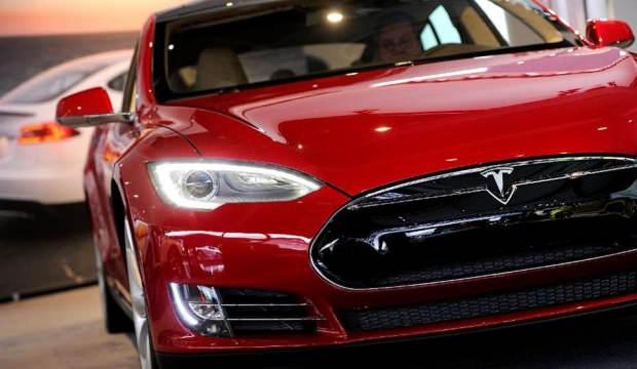 Tesla otonom sürüş özelliğini güncelledi