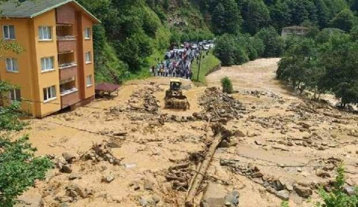 Rize’de sağanak sonrası sel; yol ulaşıma kapandı