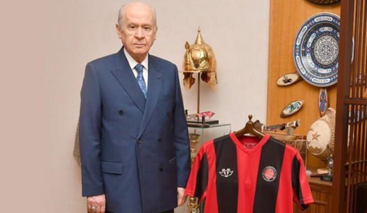 Bahçeli'den Fatih Karagümrük'e tebrik