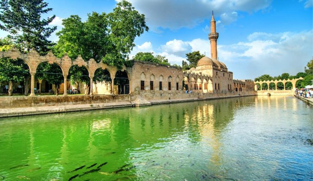 Balıklıgöl'ün 8 asırlık Döşeme Camisi ibadete açıldı
