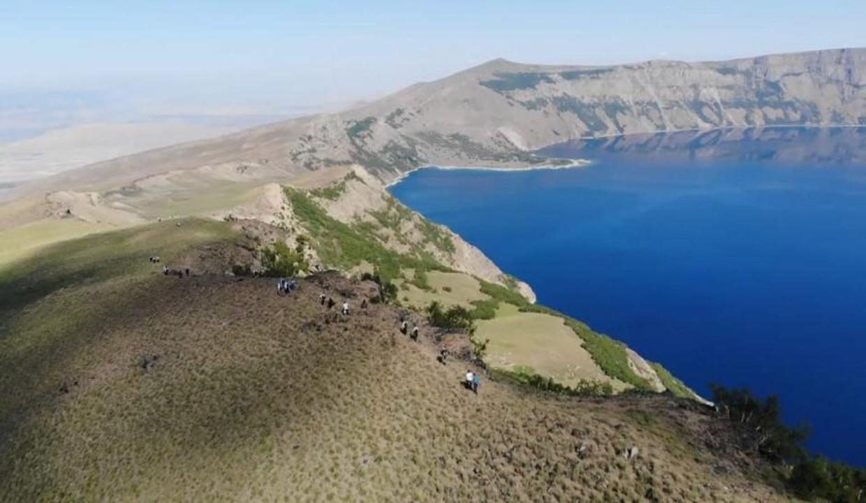Dünyanın 2. büyük krater gölü Nemrut'ta yürüyüş