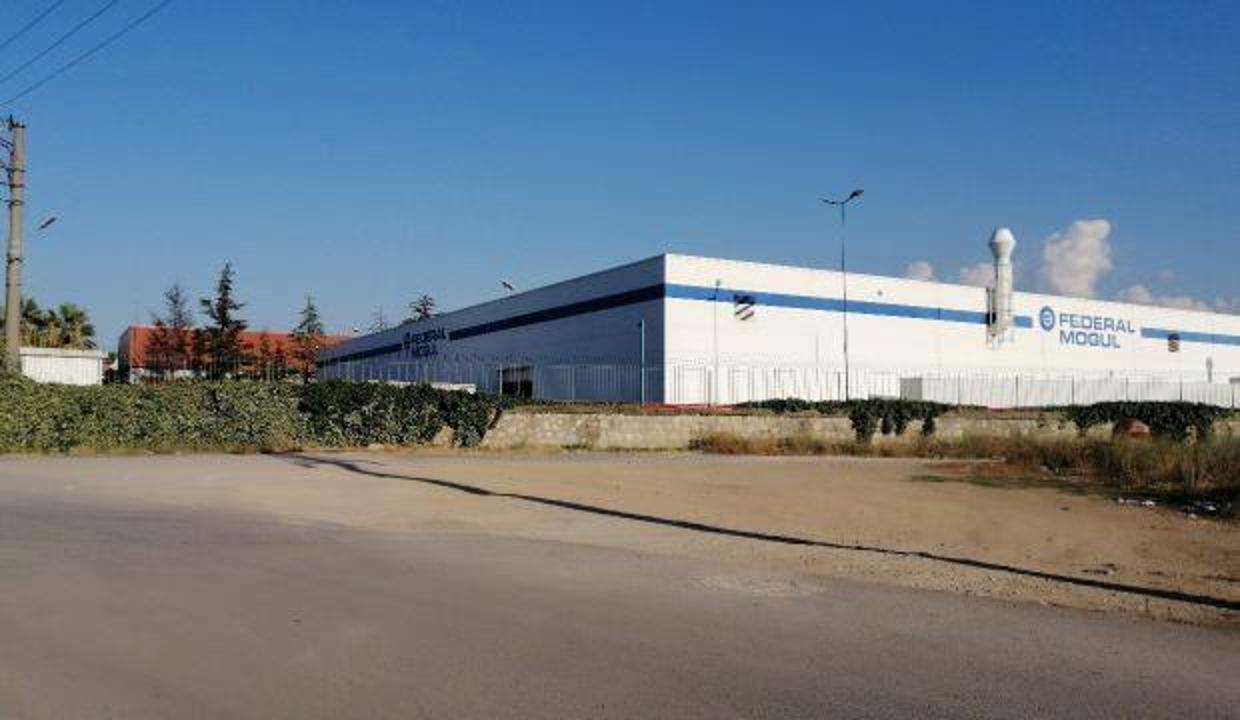 Yanan iş makinesi 10 işçiyi hastanelik etti