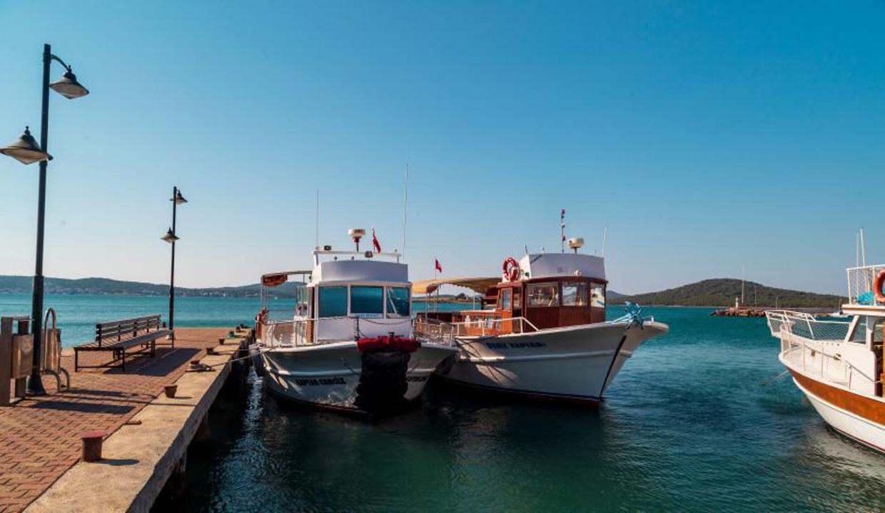 Masmavi denizi ve cıvıl cıvıl sokakları ile Cunda Sahili