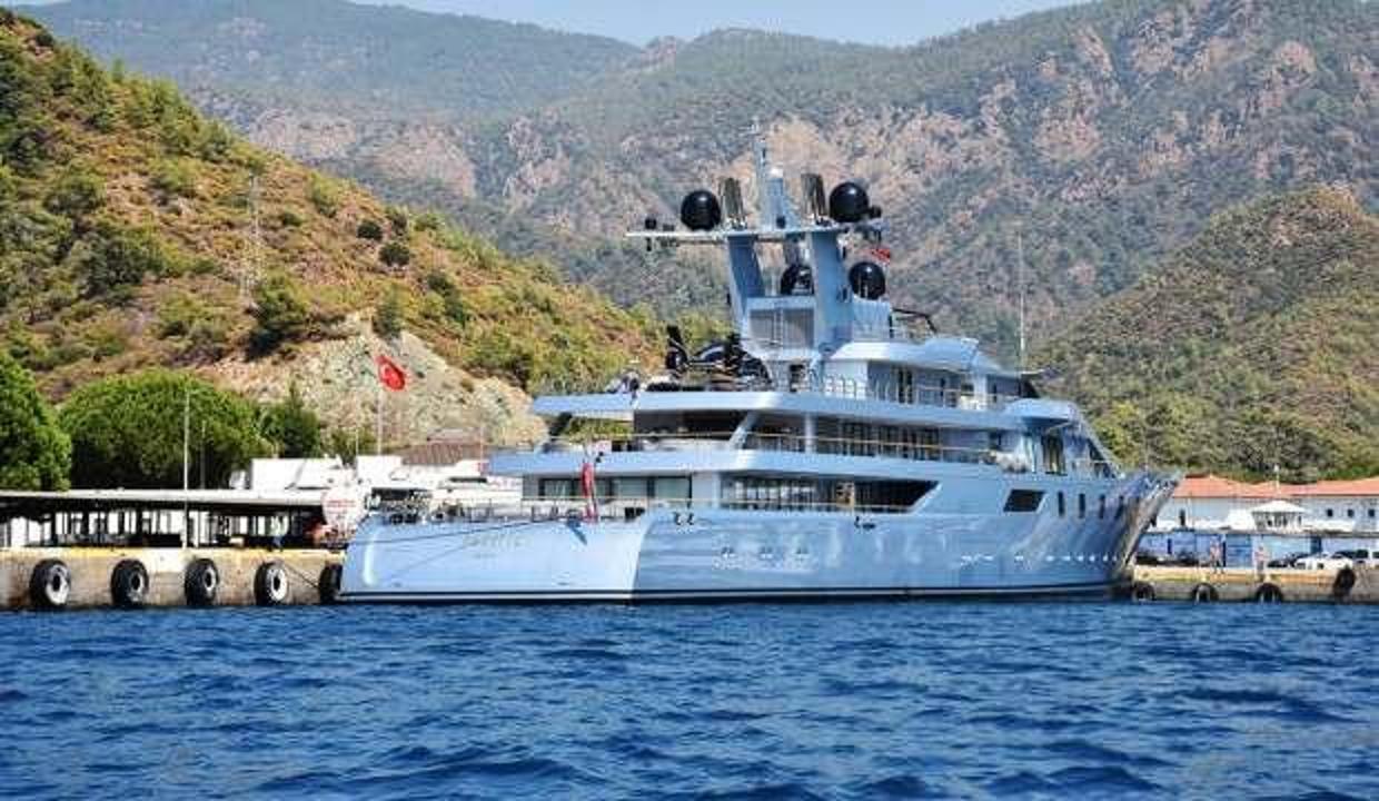 Marmaris'e demir atan lüks yata 124 bin litre yakıt ikmali yapıldı