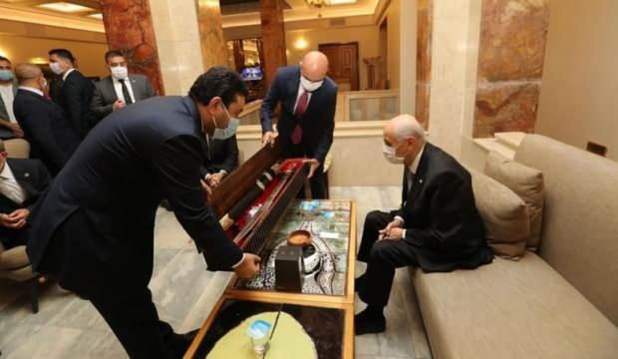 Bahçeli'ye 'Fetih Suresi' yazılı kılıç hediye edildi