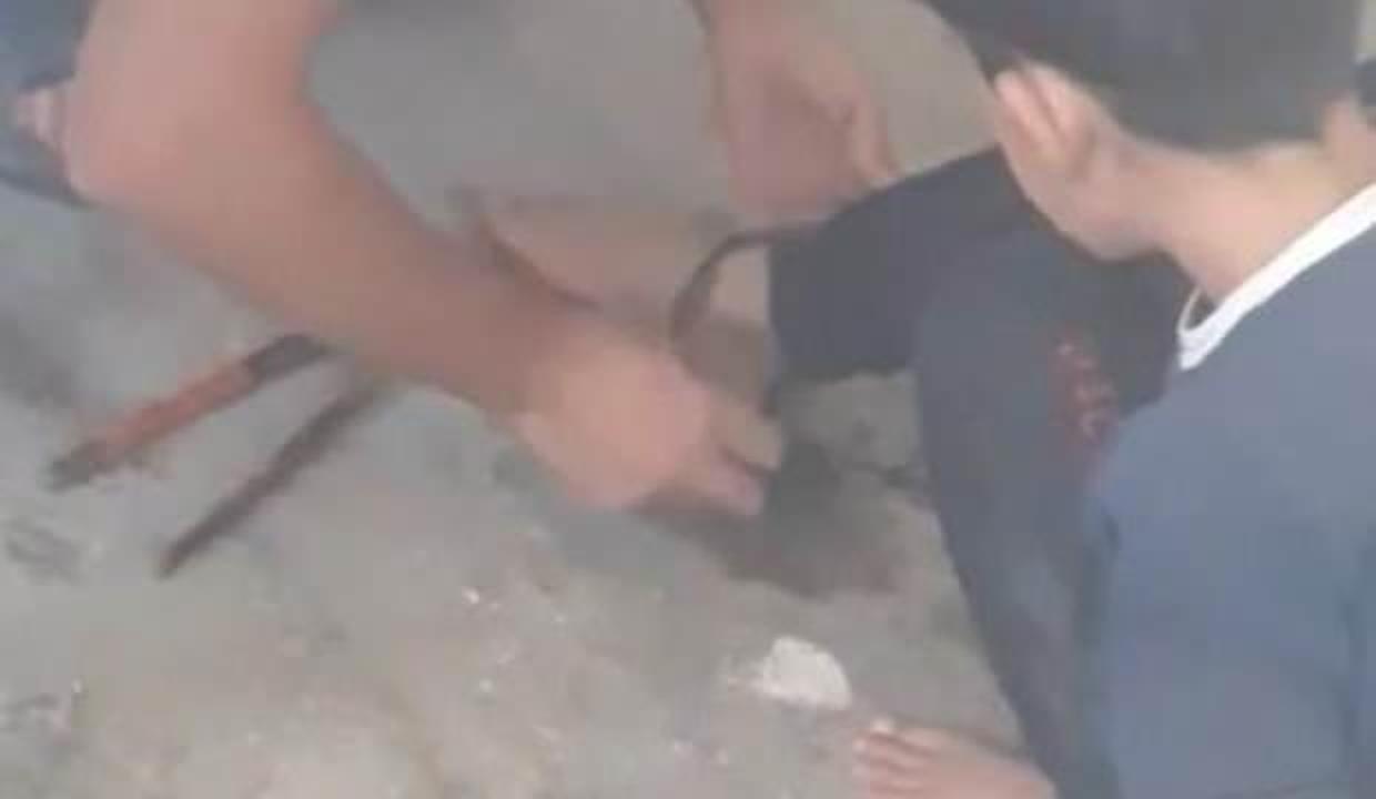 Yangında 11 yaşındaki çocuk zincirlenmiş halde bulundu!