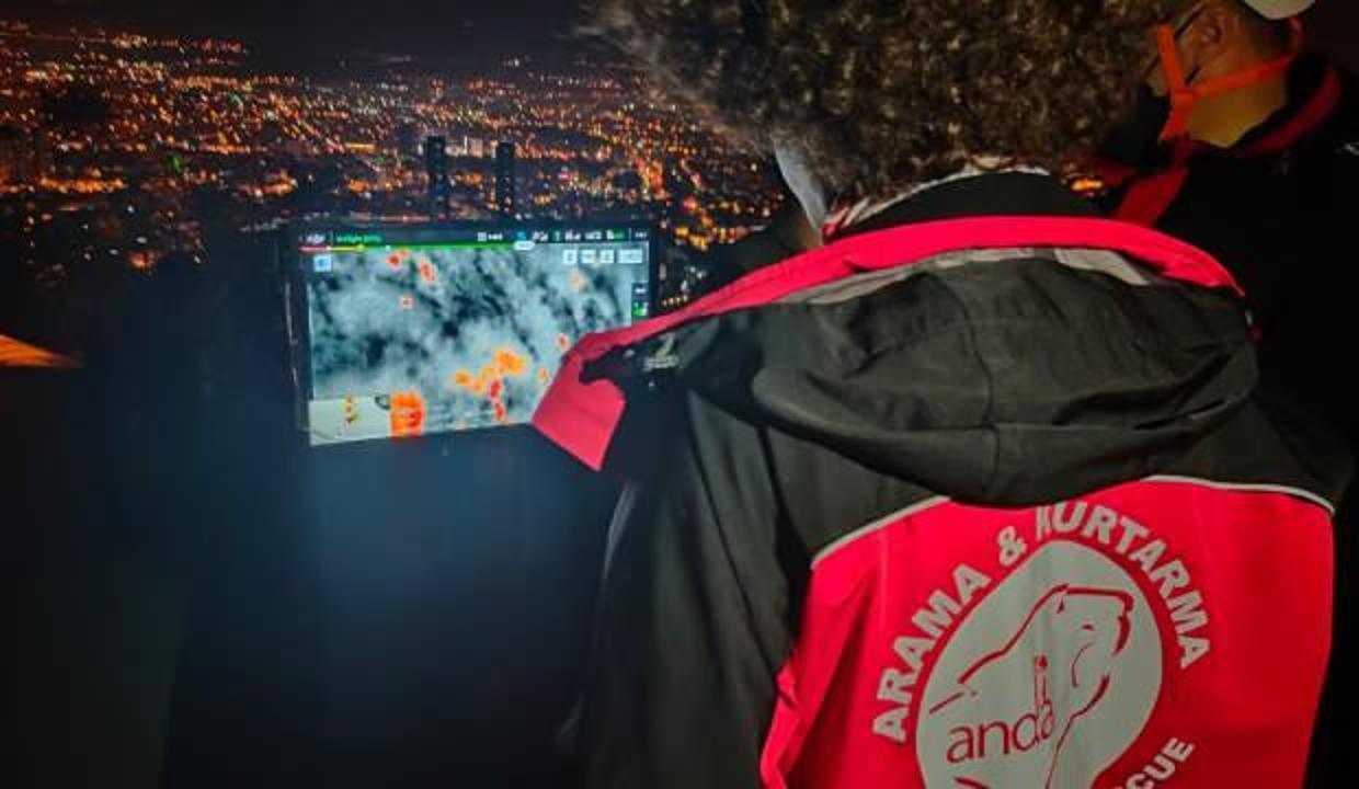 Dağda kaybolan 4 kişiyi termal dronla arama çalışmaları başladı