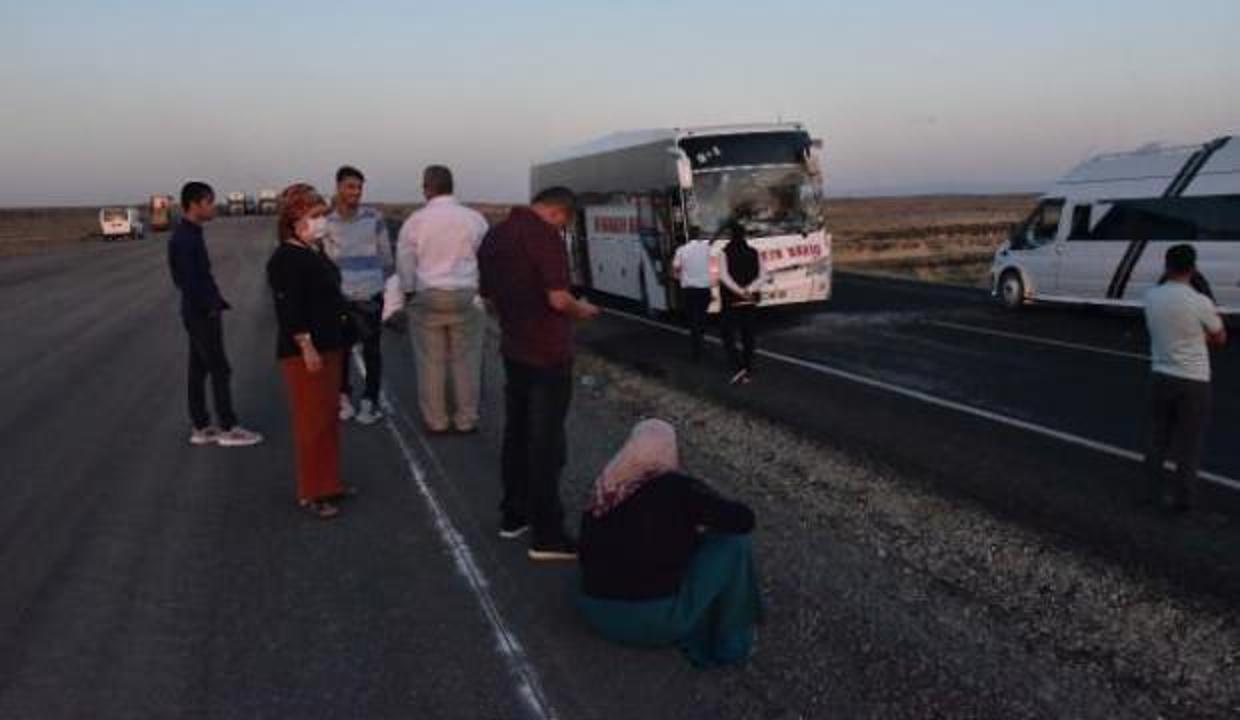 Otobüsleri TIR’a çarpan yolcular, yol kenarında yeni araç bekledi