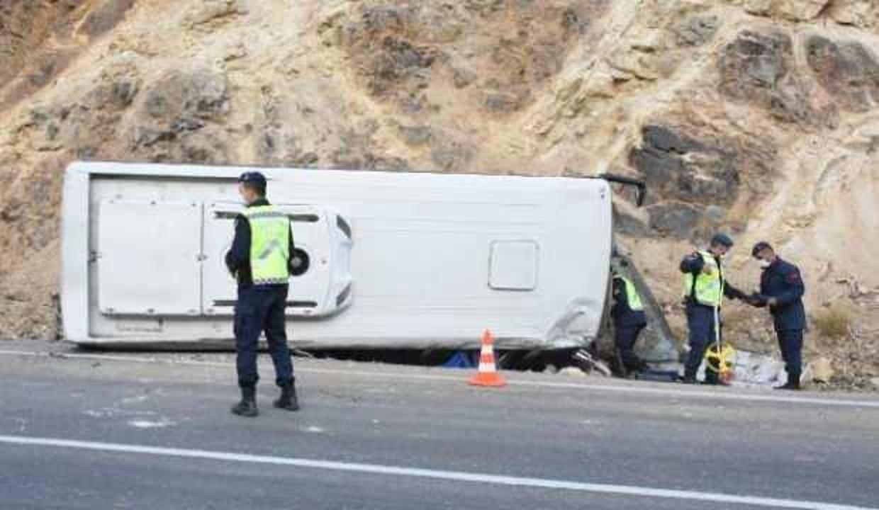Tünel işçilerini taşıyan midibüs devrildi: 5'i ağır, 15 yaralı