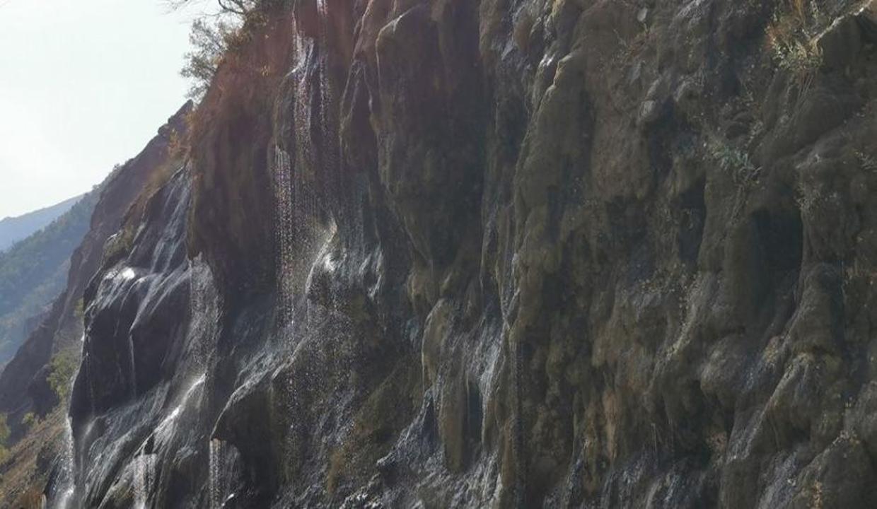 Tunceli'nin 'Ağlayan Kayalar'ı yoldan geçenlerin ilgi odağı oldu