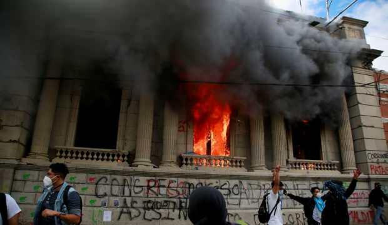 Guatemala’da göstericiler Kongre binasını basıp ateşe verdi