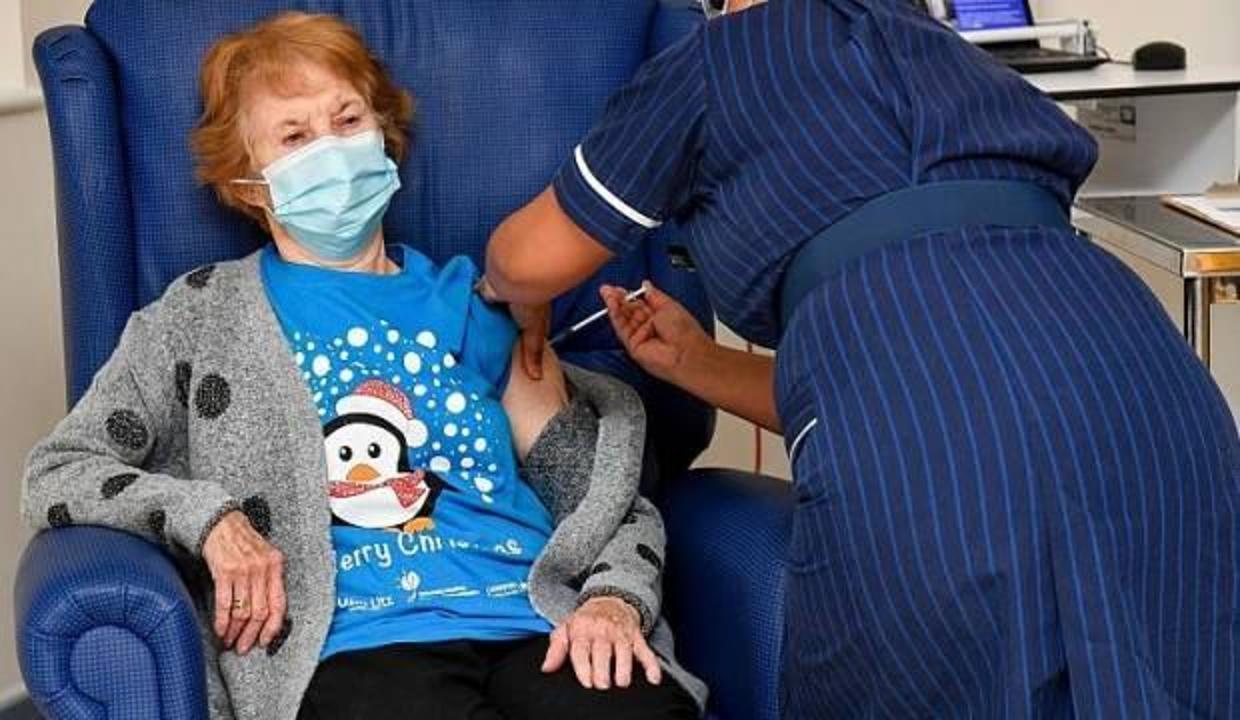 Dünyanın onaylı ilk koronavirüs aşısı İngiltere'de vuruldu