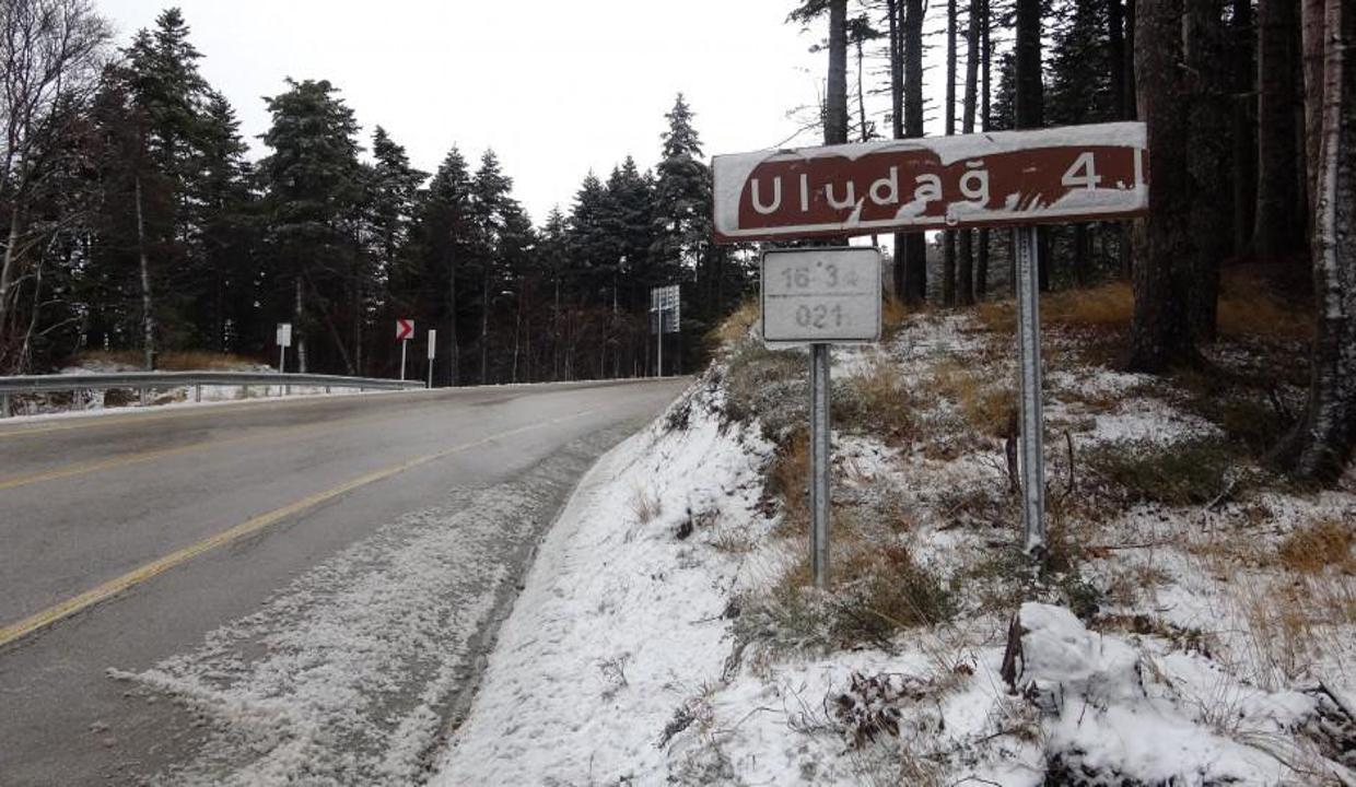 Uludağ'a yağan kar turizmcilerin yüzünü güldürdü
