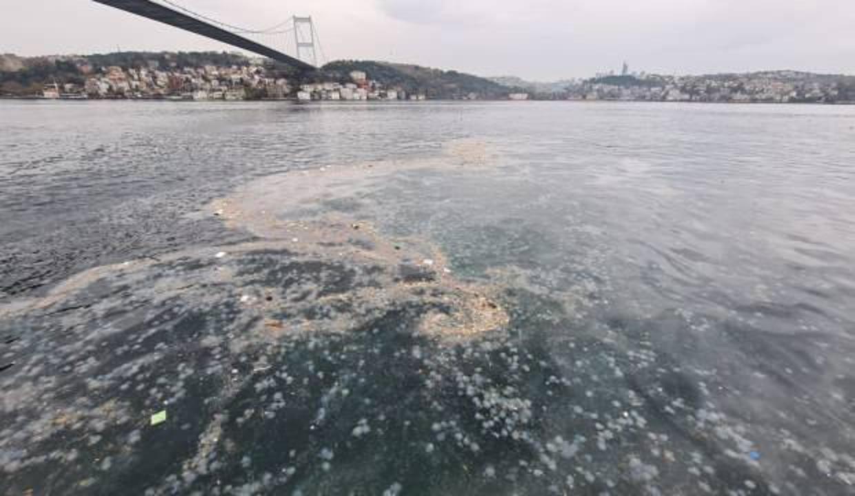 İstanbul Boğazı’nda tepki çeken görüntüler!