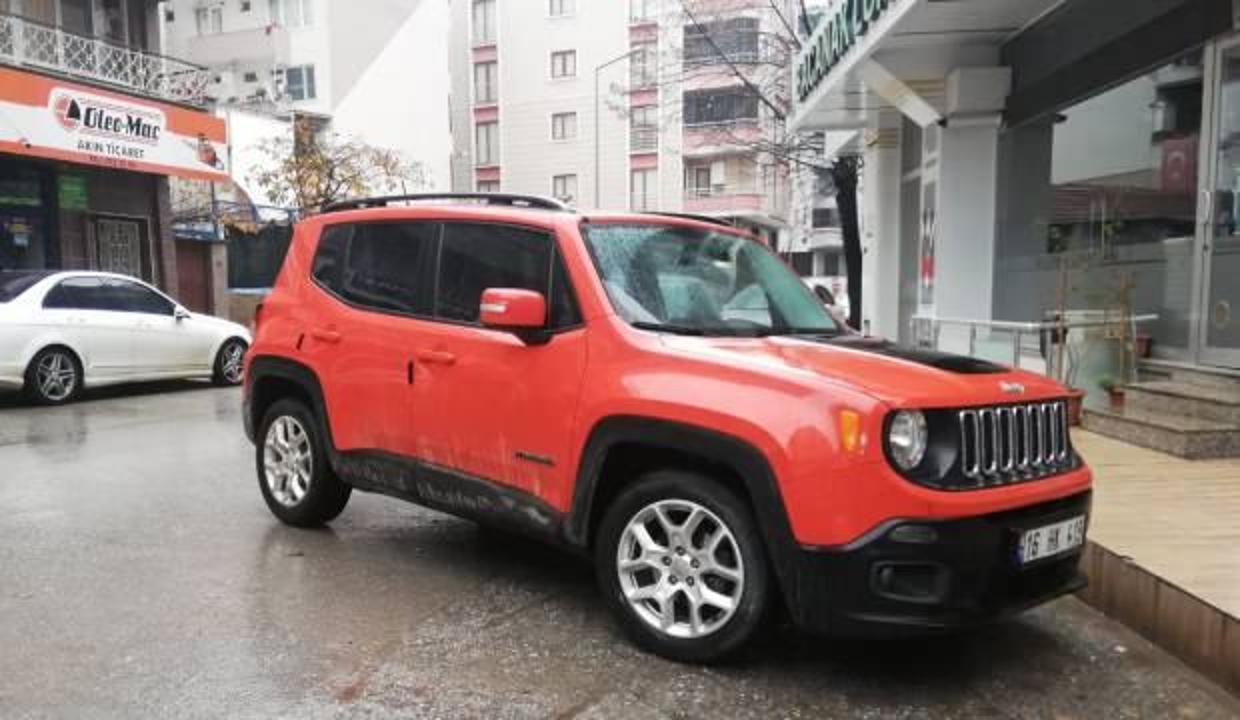 Çaldıkları cipte içki içerken yakalandılar