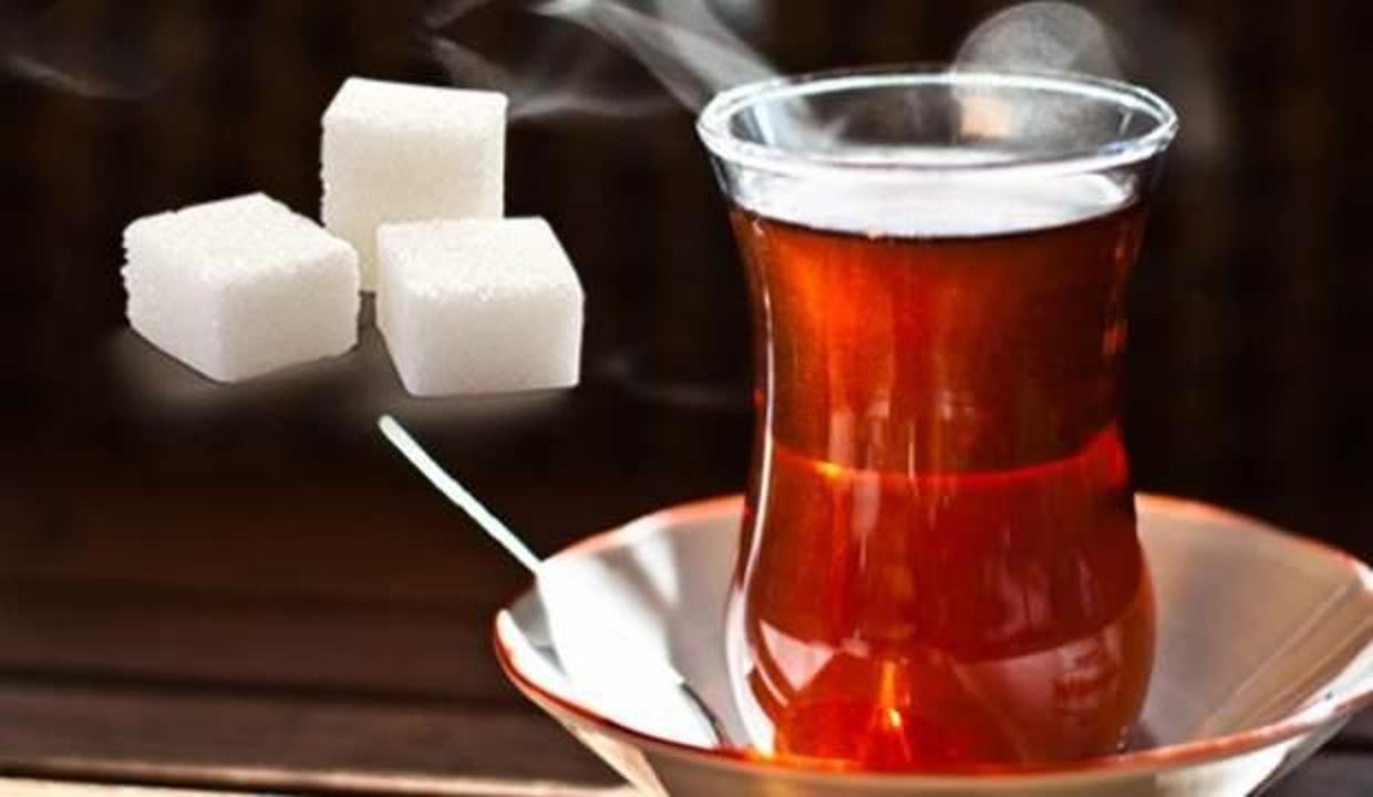 Günde 5 bardaktan fazla çay içenler dikkat! Çaya iki şekerden fazla atıyorsanız...