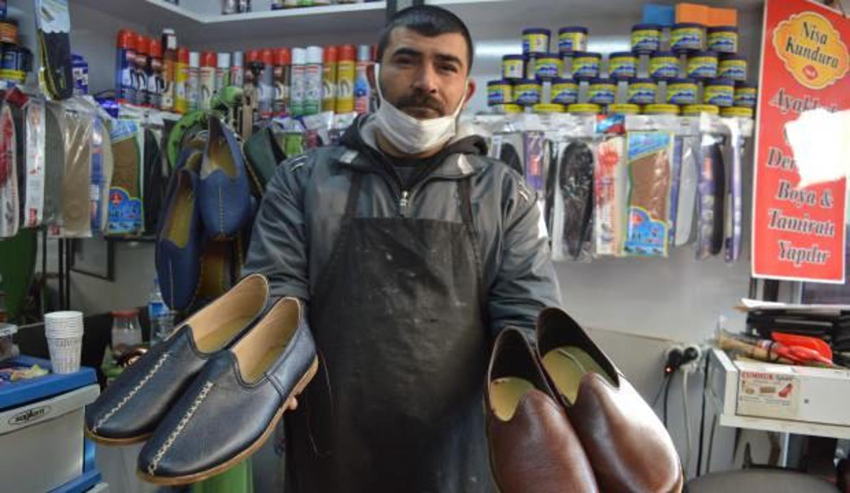 Osmanlı döneminden kalma unutulmaya yüz tutmuş çarıkları üretiyor, yüzyıllık kültürü yaşatıyor