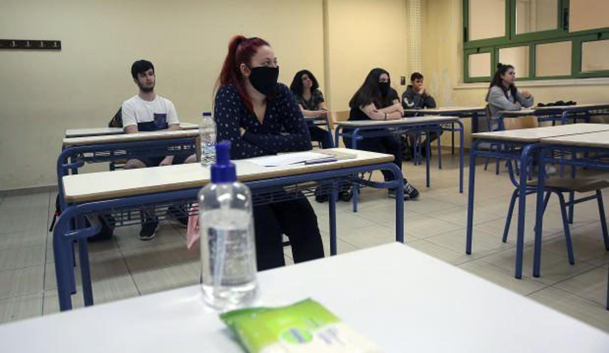 Yunanistan'da yüz yüze eğitime 'açık pencere ve battaniye' formülü