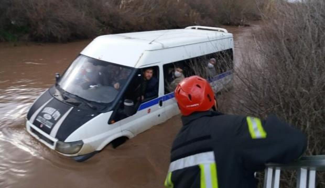 Korku dolu anlar! Merdivenle kurtardılar