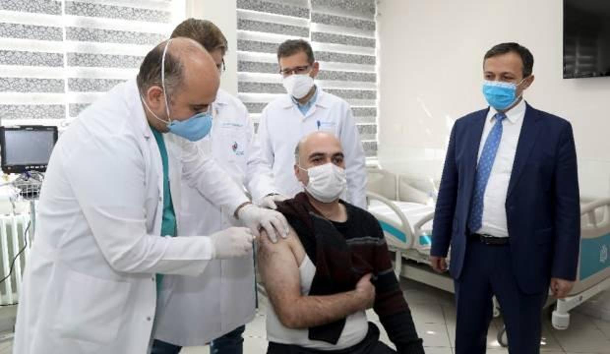 Yerli koronavirüs aşısının Faz- 2 çalışmalarında ilk doz gönüllülere uygulanmaya başlandı