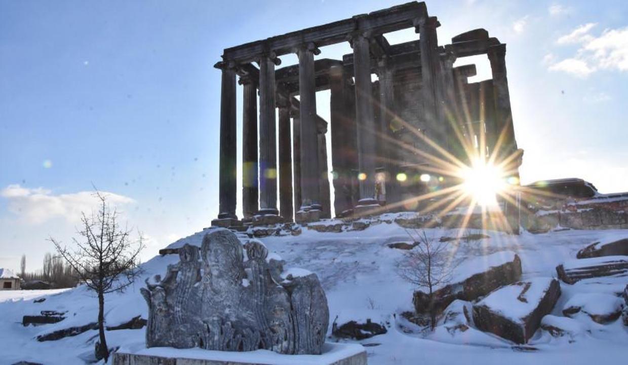 Beyaza bürünen Aizanoi Antik Kenti'nden mistik manzaralar