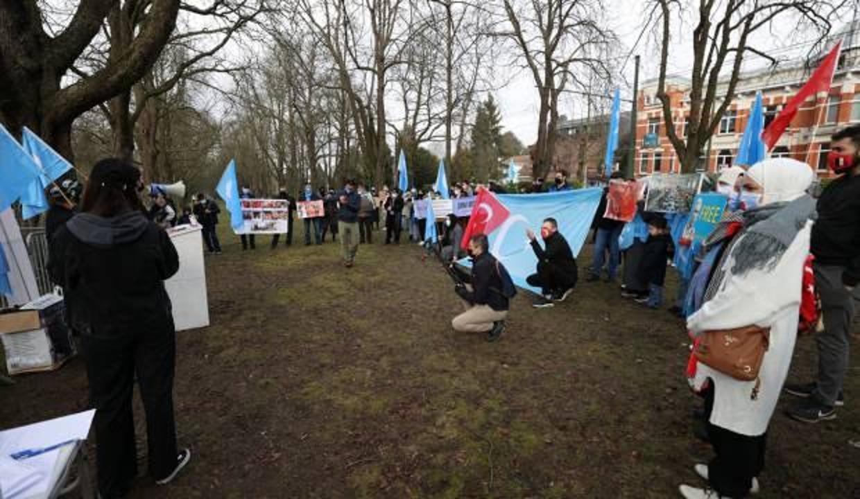 Çin'in Brüksel Büyükelçiliği önünde Uygur protestosu