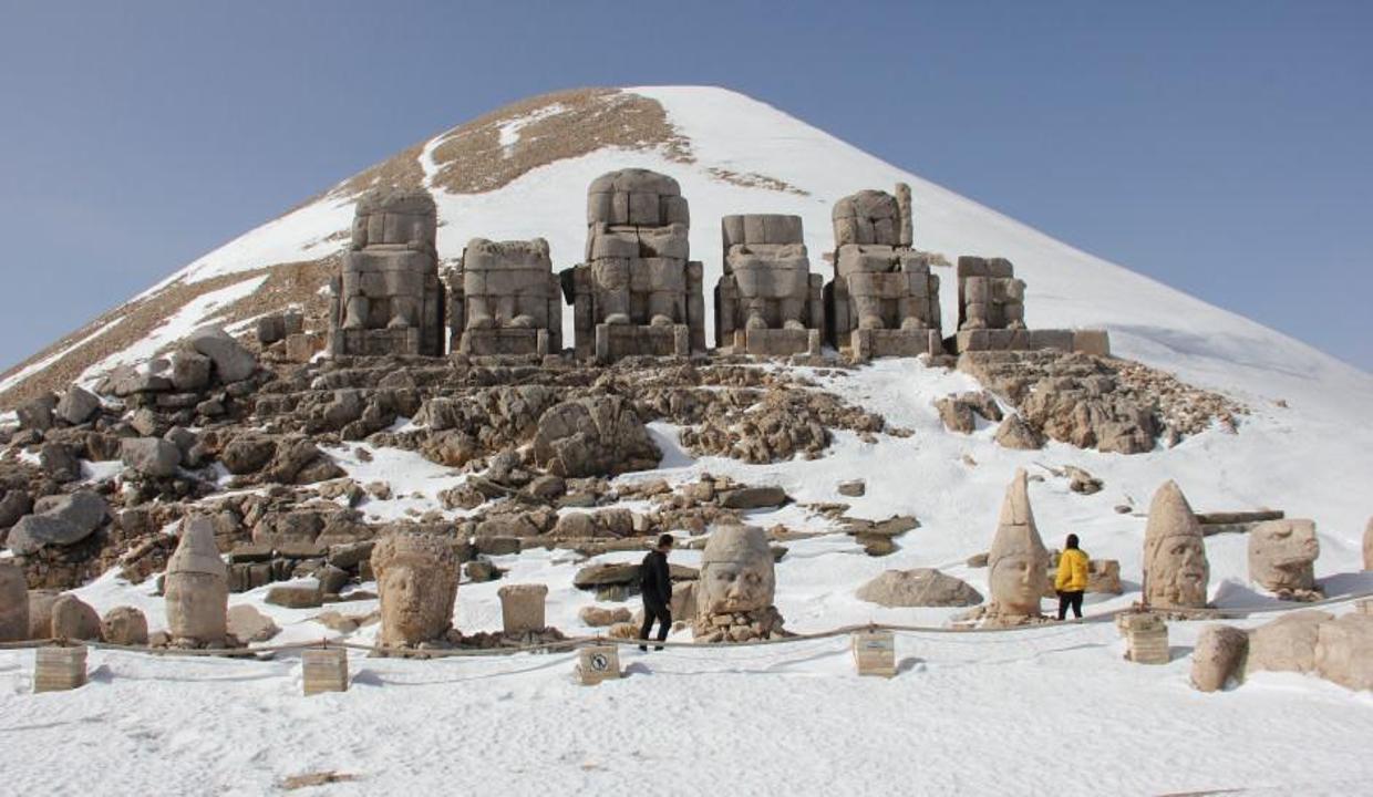 Esaretten kurtulan Nemrut Dağı ilk turistleri ağırladı