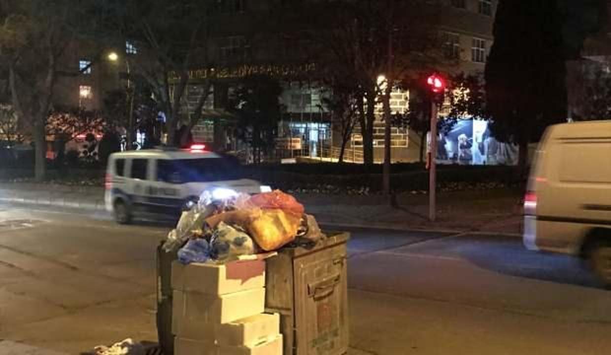 Maltepe'de grev nedeniyle toplanmayan çöpler sokaklarda birikti