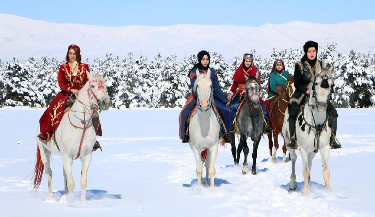 Yöresel kıyafetleriyle ormanda atlı safari yaptılar