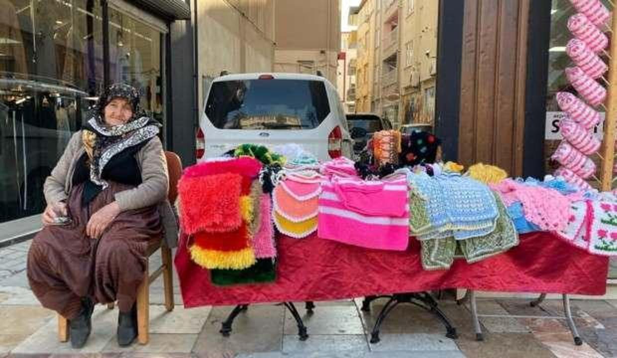 85'lik Hatice nine 57 yıldır geçimini sokakta sattığı el emeği ürünlerinden sağlıyor!