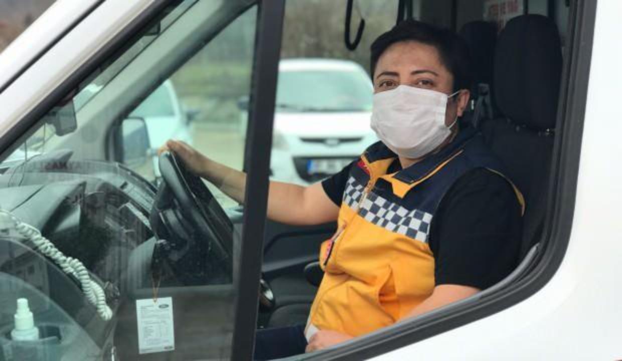 9 yıldır ambulans şoförlüğü yapan kadın hem zamana hem erkek meslektaşlarına meydan okuyor!