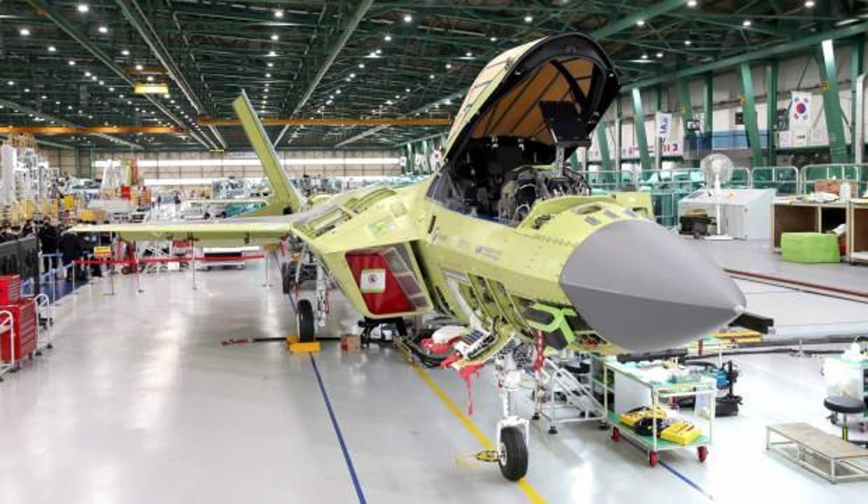 Güney Kore'nin yerli savaş uçağının ilk motorları takıldı