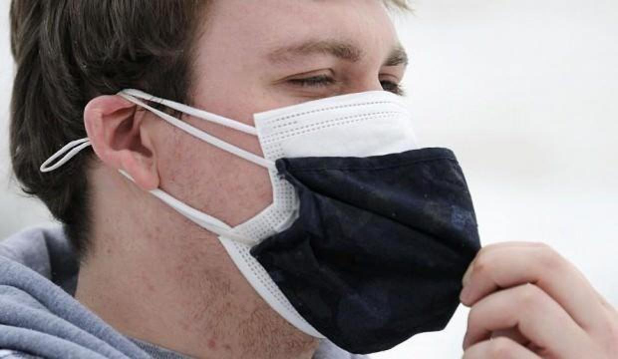Koronavirüse karşı çift maske kullanımda 'sivilce' tehlikesi!