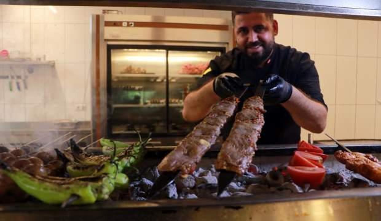 Adıyla şaşırtıyor, Adana'da yok satıyor! İki yüzlü kebabın porsiyonu 45 TL