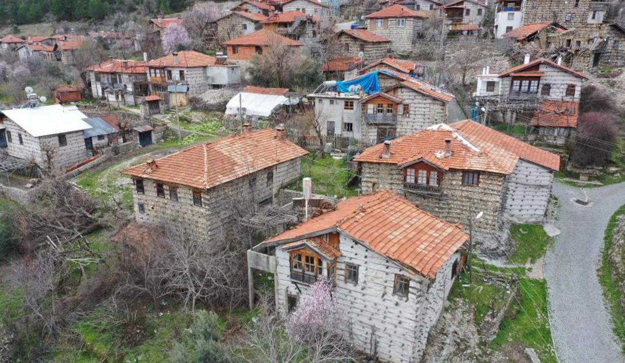 Antalya'nın tarih kokan 'düğmeli evleri'