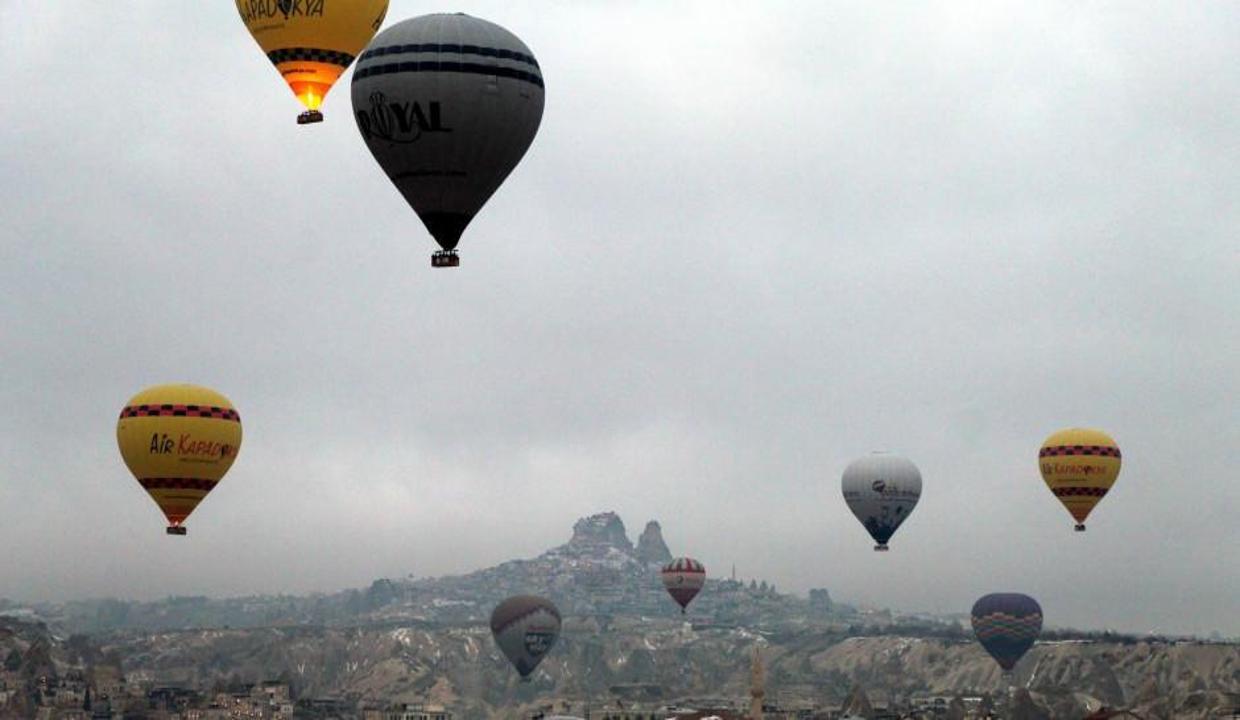 Kapadokya’da gökyüzü balonlarla renklendi