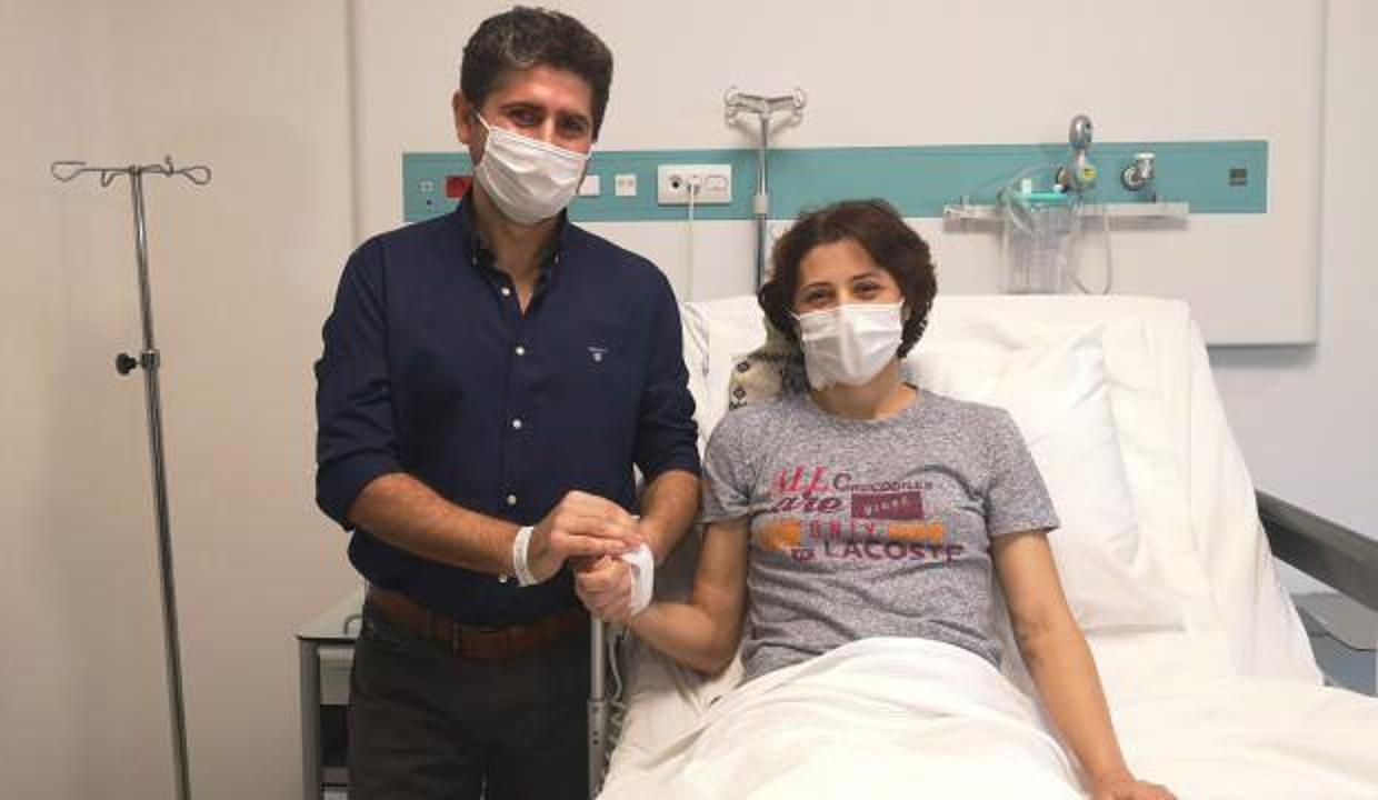20 yıl önce hepatit B olan kadın eşinden alınan karaciğerle hayata tatundu