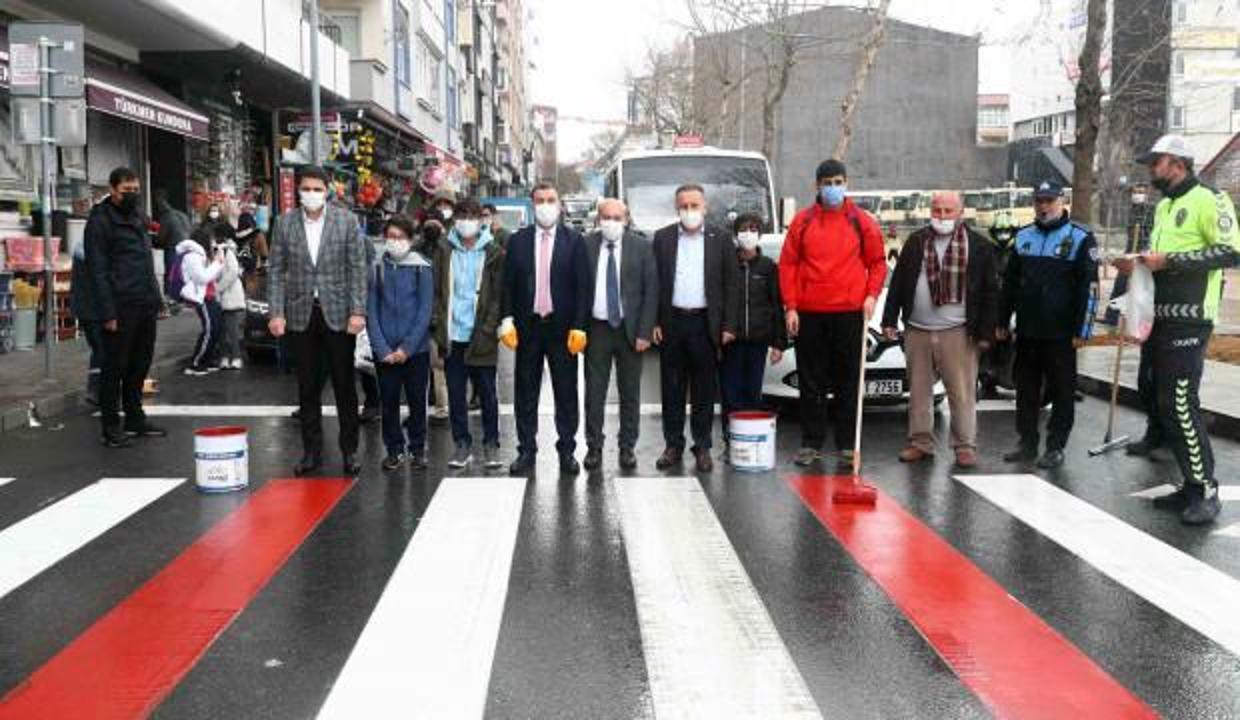 Bağcılar’da kaymakam ve başkan yaya geçitlerini kırmızıya boyadı