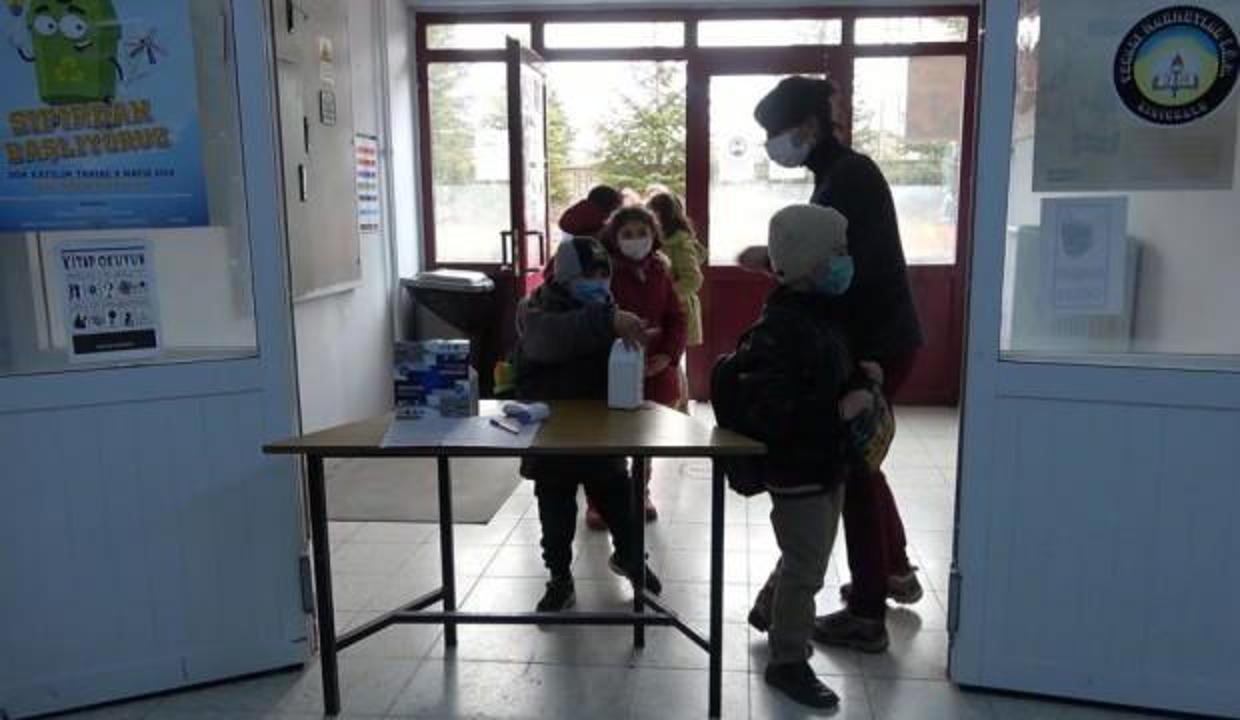 Koronavirüs eğitimi vurmaya devam ediyor: Bir okul daha karantinaya alındı!