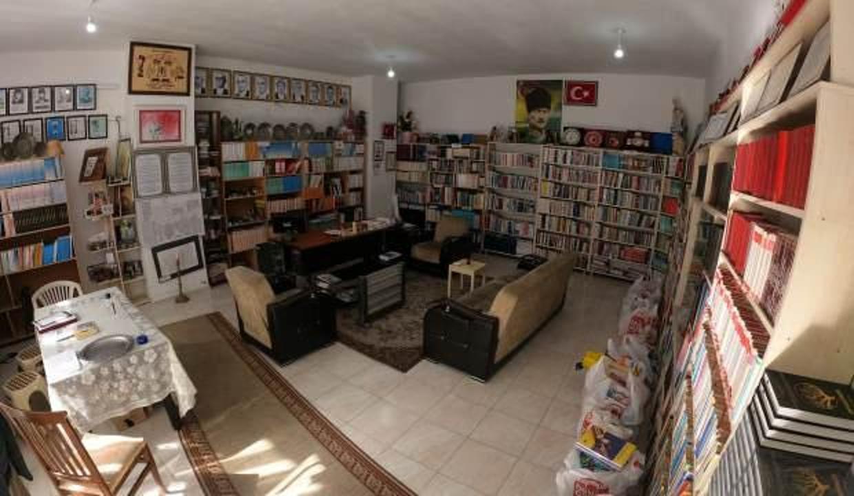 1 kitapla başladığı kütüphane hayali 55 yılda 12 bin kitapla gerçek oldu