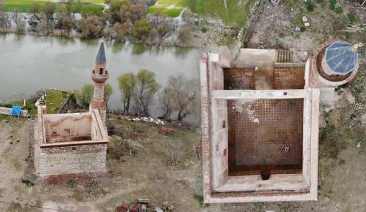 Bursa'da 613 yıllık caminin minaresi yıkıldı! Şimdi duvarı var, çatısı yok