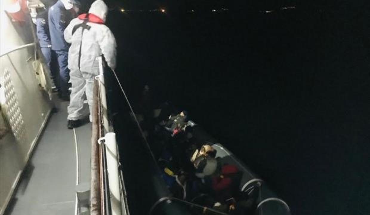 Lastik botla denizde mahsur kalan 24 sığınmacı kurtarıldı