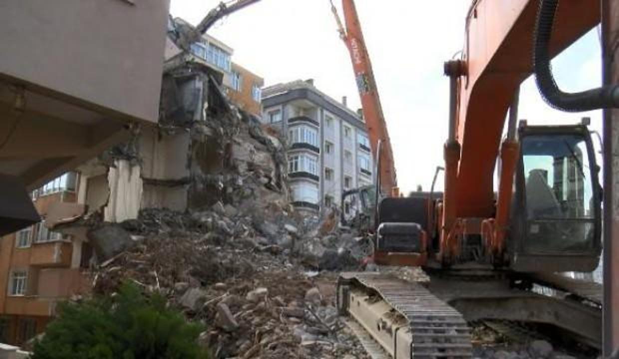Avcılar'da yıkım sırasında beton blok iş makinesinin üzerine devrildi