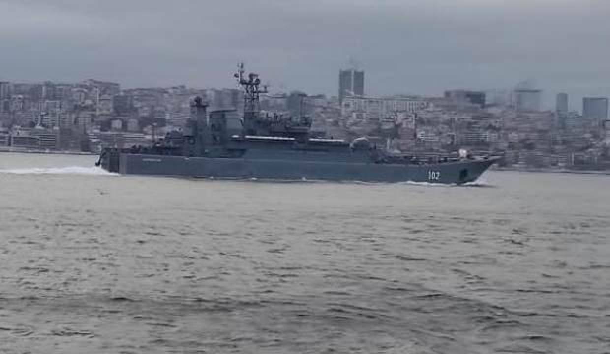 İki Rus savaş gemisi İstanbul Boğazı'ndan geçti