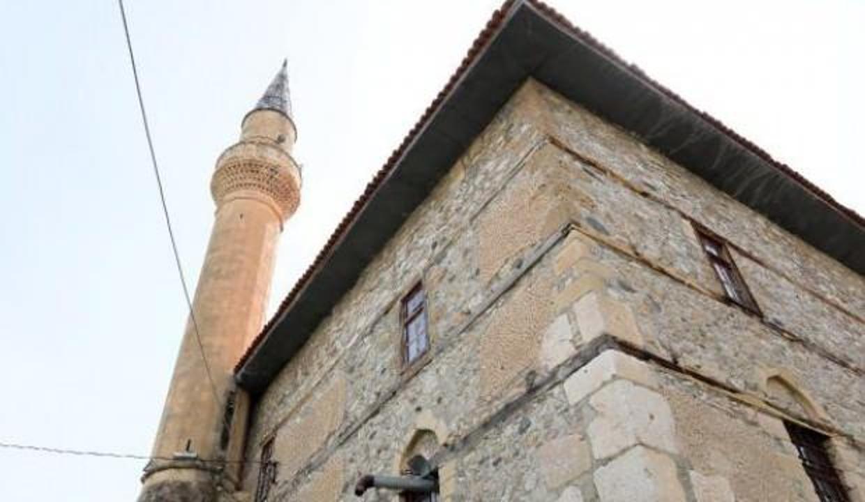 900 yıllık camide, endişeli ibadet