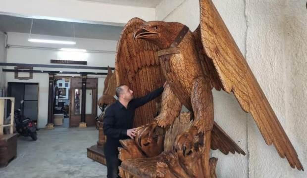 Kayseri'de 5 kişinin 7 ayda yaptığı 1234 parçalı taht görenleri şaşırtıyor