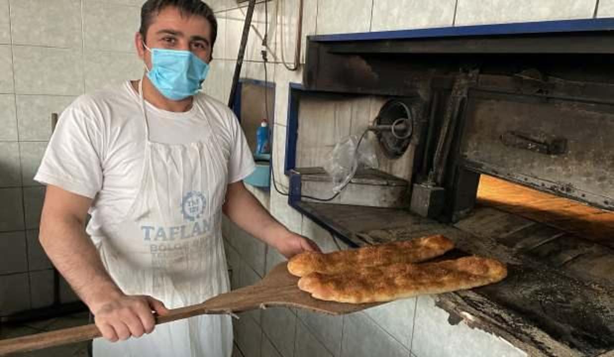 Fırın ustaları yaklaşık 200 derecelik fırın karşısında oruç tutuyorlar