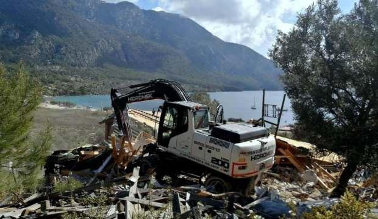 Muğla'da Akbük Koyu'ndaki yıkımlar sürüyor