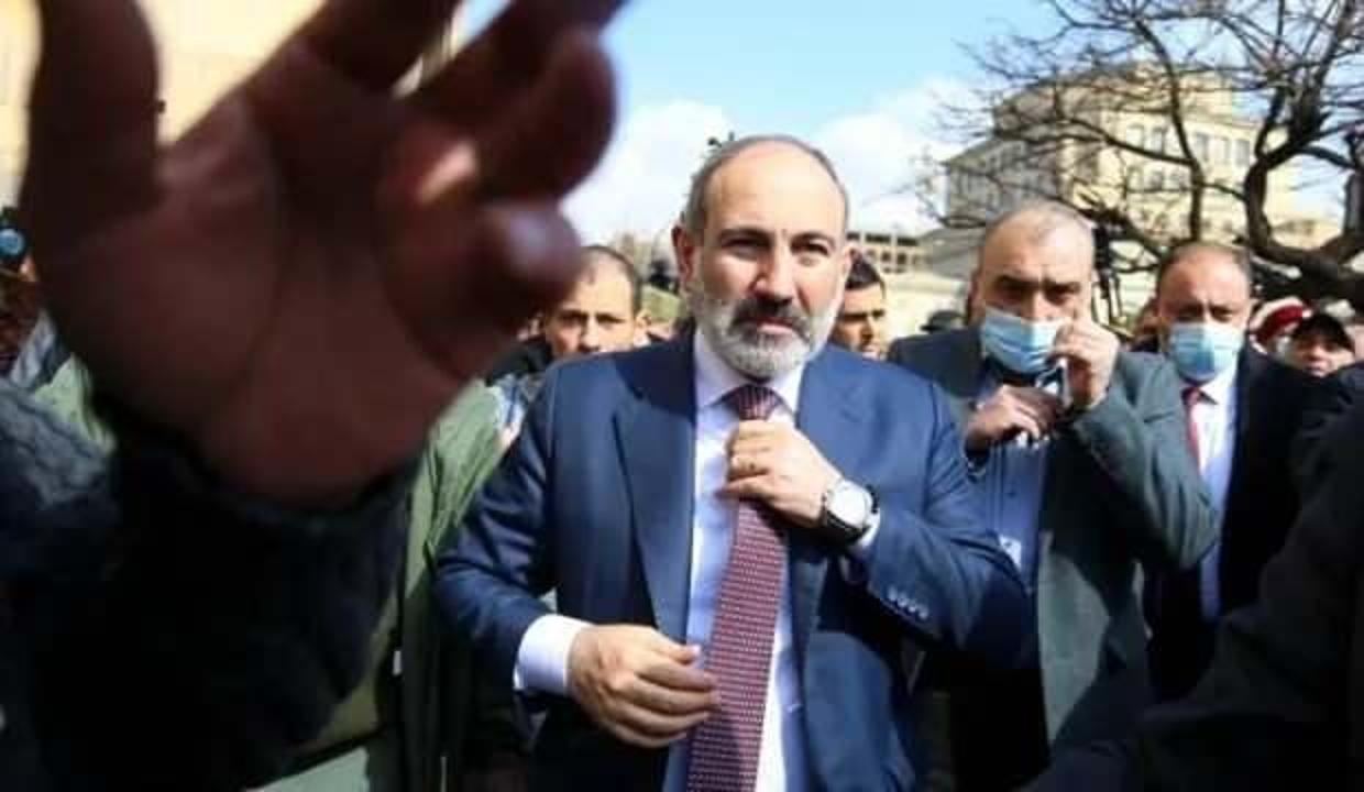 Paşinyan'a yeni şok: Kendilerini zincirlediler