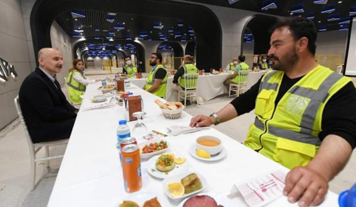 Bakan Karaismailoğlu metro çalışmasında işçilerle iftar yaptı